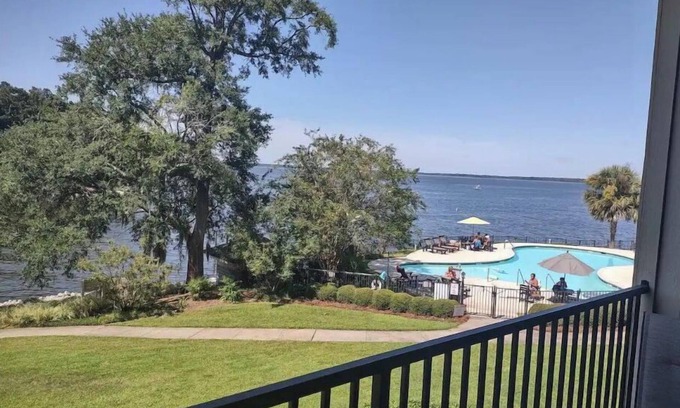 Santee Condominio | Lovely Condo w/pool, balcony, and lakeside view!