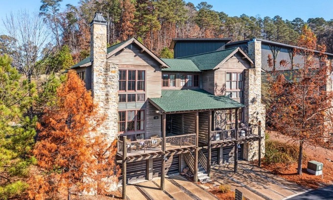 Crane Hill Casa | Lovely, convienant 4-bedroom townhome with WiFi on Smith Lake
