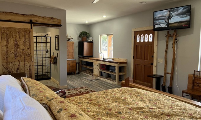 Montrose Cabaña | Lovely cottage on horse farm with petting zoo and trails