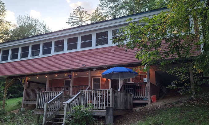 Grafton Cabaña | Lovely cottage with sauna and hot tub in Grafton