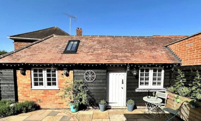 Wokingham Cabaña | Lovely Courtyard Studio in Wokingham. Close to all major travel links.