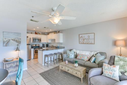 Crystal Beach Apartamento | Lovely Destin Condo with Pool Access Walk to Beach!