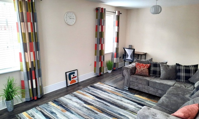 Basildon Casa | Lovely detached 4 bedroom home for holiday or business