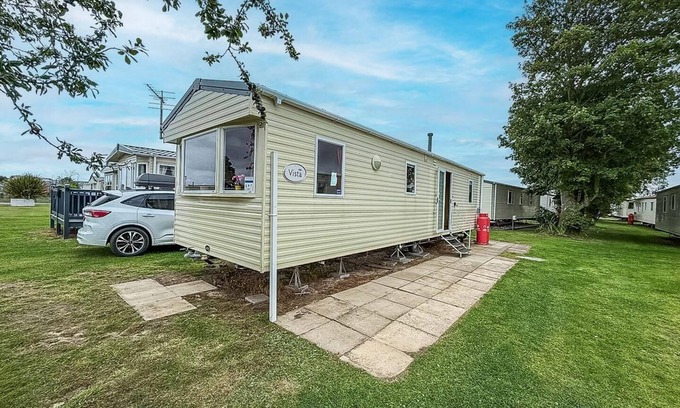Louth Casa | Lovely dog friendly 8 berth caravan at Sunnydale, Lincolnshire ref 35197S