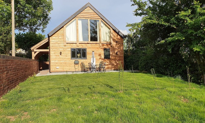 Ludwel Cabaña | Lovely dog friendly cottage 4 miles from Ludlow with feature oak glass gable.