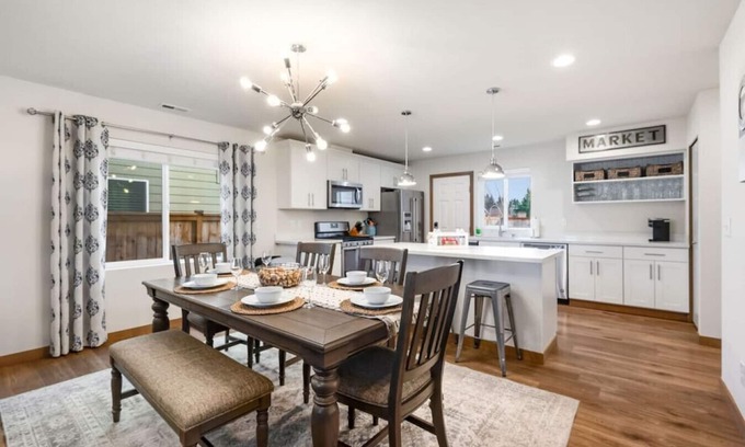 Central Tacoma Casa | Lovely Family Gem ~ 10mins to DT