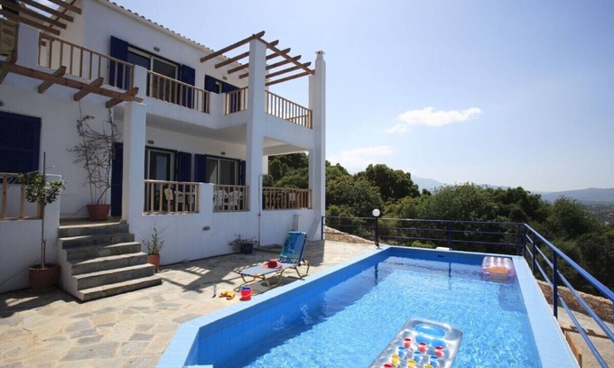 Plaka Villa | Encantadora villa familiar con impresionantes vistas al mar, piscina privada, sala de juegos y wi-fi