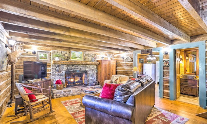 Flat Rock Cabina | Lovely Flat Rock Cabin from 1905 w/ Fireplace
