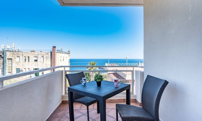 Aci Trezza Apartamento | Lovely Flat with Balcony and Private Parking