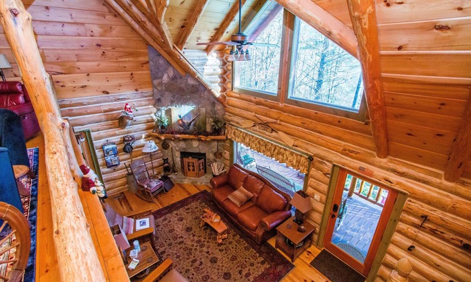 Suches Cabina | Lovely Genuine Log Cabin overlooking the Toccoa River nestled in the N GA Mtns