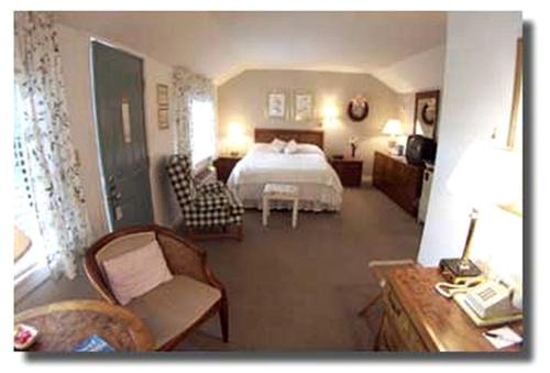 Lincolnville Casa | Lovely Getaway Suite with Private Deck in a Bed and Breakfast in Waldo County