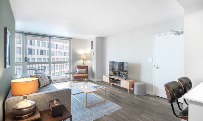 Rush and Division Apartamento | Lovely Gold Coast Convertible w/ Terrace near the L by Blueground