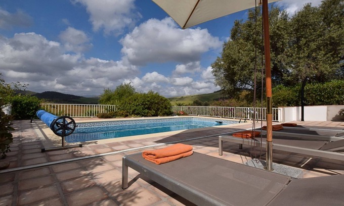Almogia Casa | casa de vacaciones bonita con piscina privada en Almogía