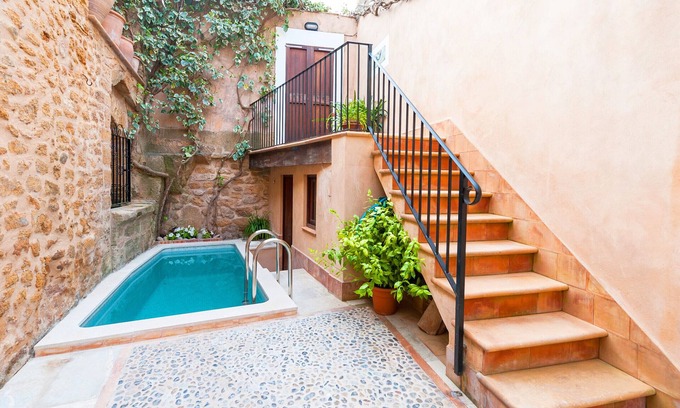 Alcudia Chalet De Esquí | Casa con piscina en Alcudia para 6, Terraza, Patio, a pocos minutos de la playa
