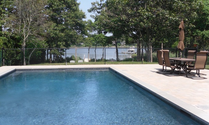Menantic Creek Casa | Hermosa casa frente al mar con muelle y piscina climatizada de gunita.