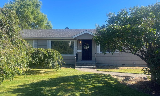 Puyallup Casa | Lovely home close to all downtown amenities!