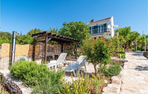 Loviste Casa | Lovely Home In Loviste With Kitchen