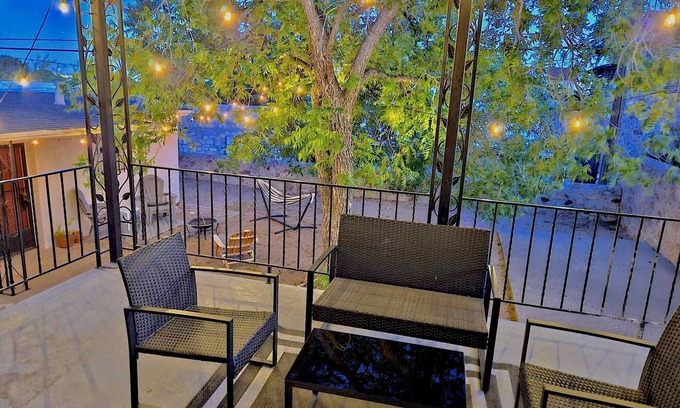 El Paso Casa | Lovely home in Manhattan Heights with game room, one block from Memorial Park.