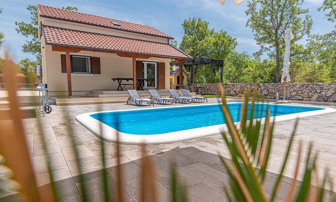 Oklaj Casa | Preciosa casa en Puljane con cocina.
