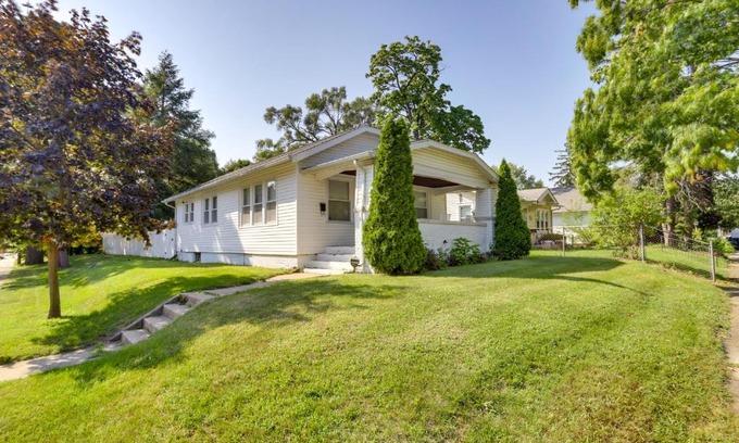 Northeast South Bend Casa | Lovely Home in South Bend Walk to Notre Dame!