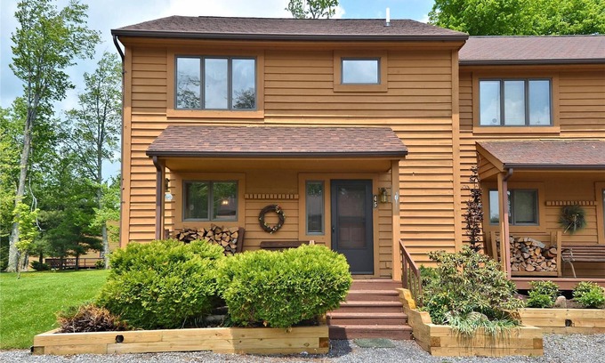 Davis Condominio | Lovely home in the center of Canaan Valley offers unlimited outside activity!