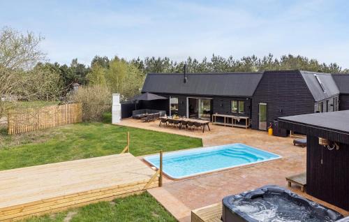 Vaeggerlose Casa | Lovely Home In Væggerløse With Sauna