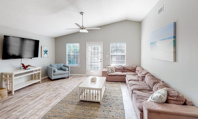 Seaspray Casa | Lovely home near the beach with pool, bikes, central AC, & washer/dryer