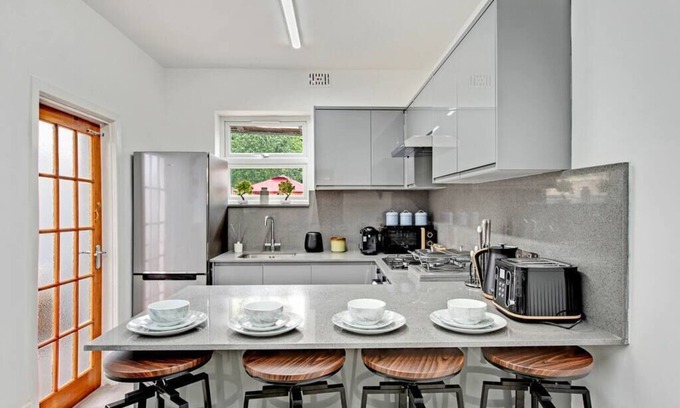 Tottenham Hale Casa | Lovely Home - Park Views and Ideal Transport Links