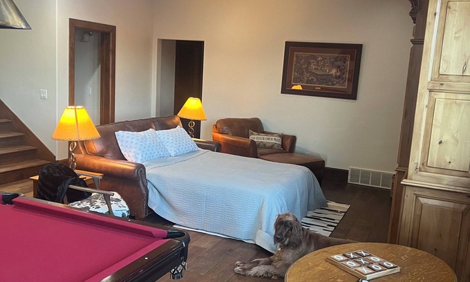 Kamas Apartamento | Lovely home suite that sleeps 8 in Kamas with WiFi access with private entrance.