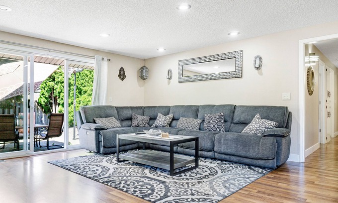 University Place Casa | Lovely home with nearby beach access, patio, hammock and washer/dryer