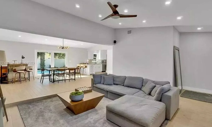 Boca Raton Casa | Lovely home with heated Pool a mile from the beach