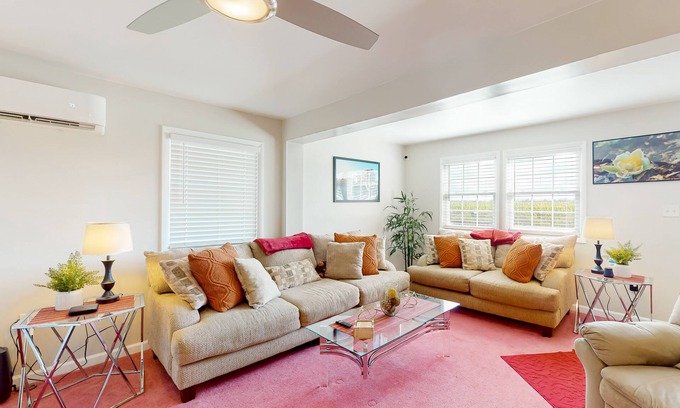Berlin Casa | Lovely home with patio, full kitchen, & washer/dryer