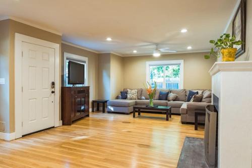 Chico Casa | Lovely House near Downtown, Home away from Home!