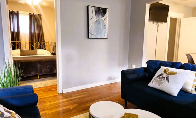 Shaker Heights Casa | Lovely in Larchmere! near Cleveland Clinic, CWRU, Univ Hosp, Downtown.