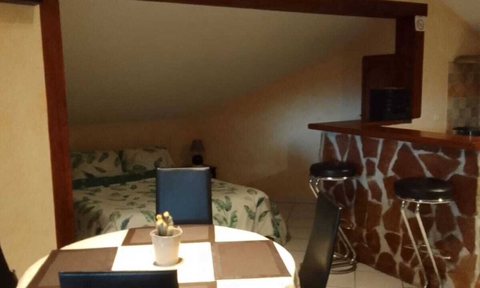 Bons-en-Chablais Apartamento | Lovely independent studio