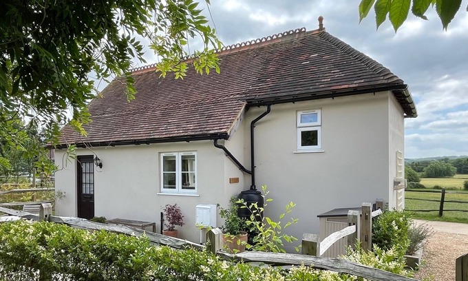 Five Oak Green Cabaña | Lovely Kent Cottage With Rural Medway Views