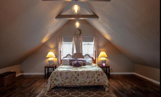 Des Moines Apartamento | Lovely King Bed Loft near Downtown, free parking