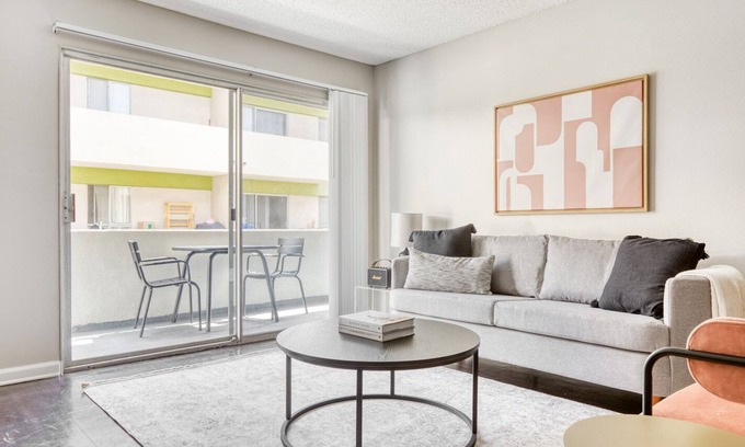 Rampart Village Apartamento | Lovely Koreatown 2BR w/ Pool & Gym, near 6th St Bars, by Blueground