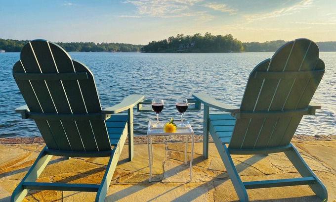 Hot Springs Village Casa | Lovely Lake Balboa house with a front-row-seat for the lake!