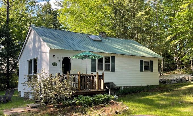 Oxford Cabina | Lovely, Lake Front 2-Bedroom Cabin with Porch and Dock on Saturday Pond