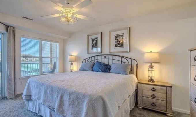 Camdenton Condominio | Lovely Lake Front and Updated 2 Bedroom Condo with Boat Slip!