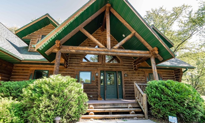 Necedah Cabina | LOVELY LAKEFRONT HOME ON THE SHORES OF CASTLE ROCK LAKE WITH PRIVATE PIER
