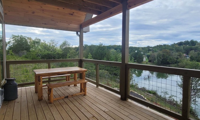 Sevierville Cabina | Lovely Lakehouse with water view, shared pool, billards, arcade game