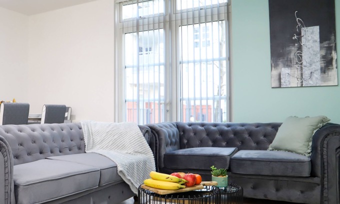 Thorpe Satchville Casa | Lovely Leicester Home with Balcony - 5 bedroom 5 bathrooms