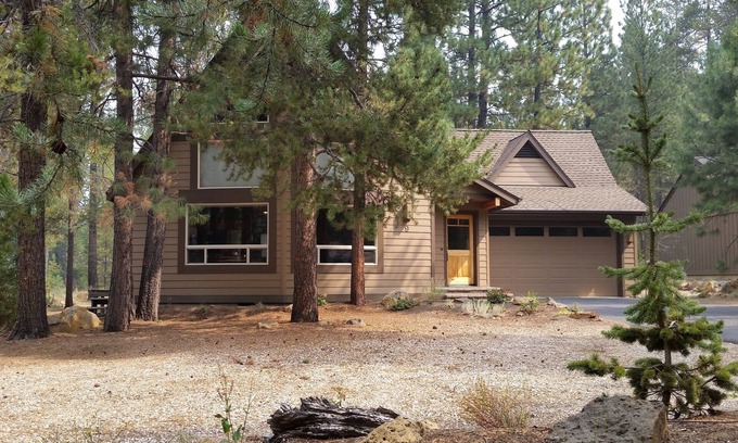 Sunriver Casa | Encantador, luminoso, luminoso hogar en el bosque! Pases SHARC incluidos! ¡Bañera de hidromasaje!