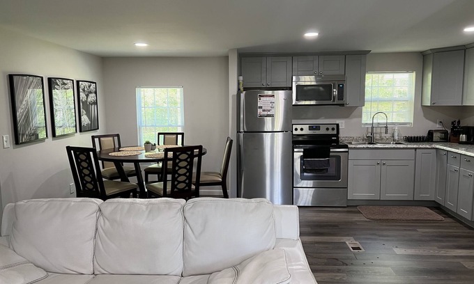 Jefferson Casa | Lovely little house great for your business or vocation stay.