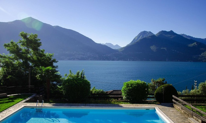 San Siro Villa | Bonita casa de planta con una hermosa vista del lago en residencia con piscina