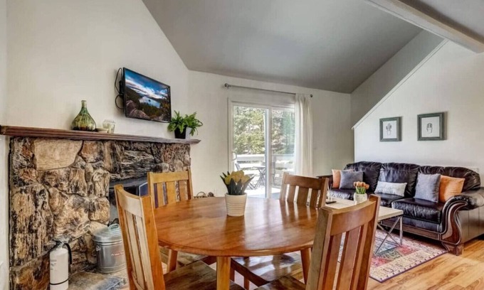 Tahoe Village Apartamento | Lovely Loft w/ Views | Walk to Heavenly | Sleeps 4