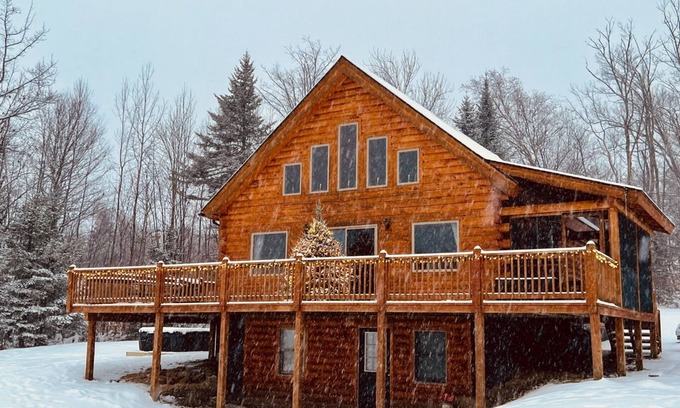 Campton Casa | Lovely log cabin with hot tub!