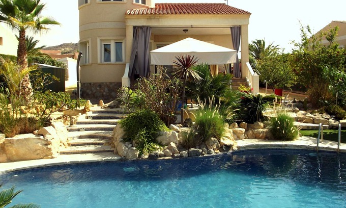 Hoya de los Patos Villa | Preciosa moderna villa de 4 dormitorios con piscina privada en Busot, Nr El Campello, Alicante